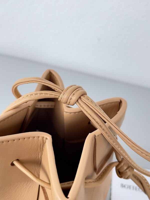 bo*te*ga Ve*ne*ta mini cassette bucket bag