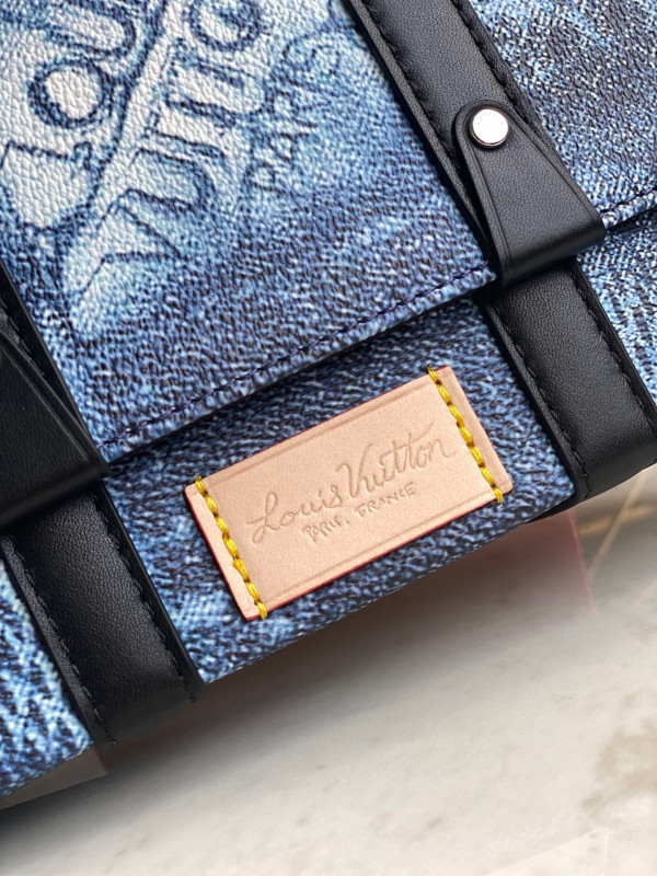 l0*is V*t0n trunk slingbag