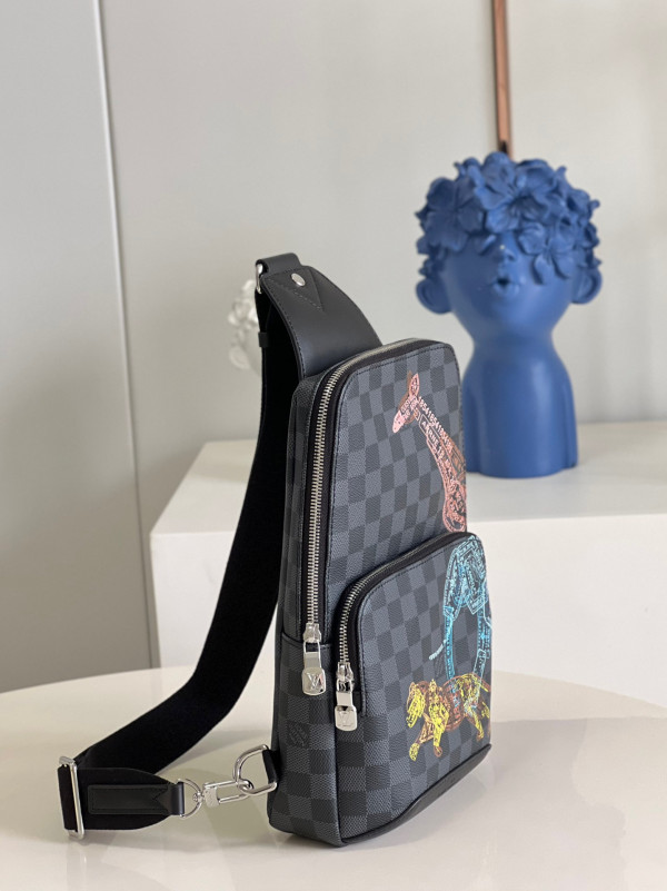 l0*is V*t0n avenue slingbag