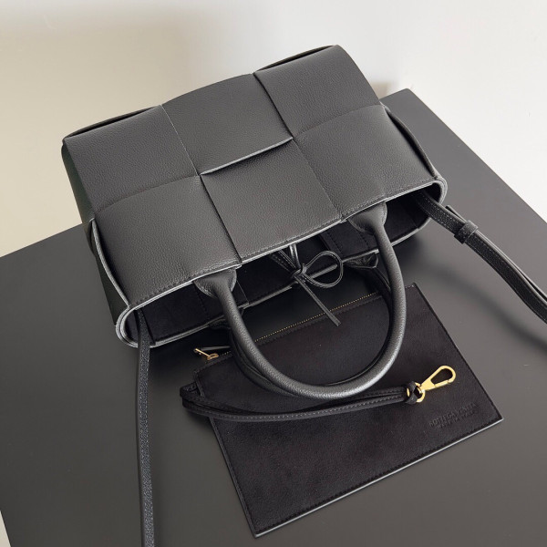 bo*te*ga Ve*ne*ta arco mini tote