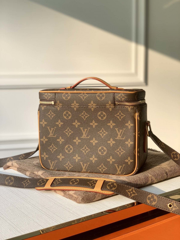 l0*is V*t0n toiletry bag