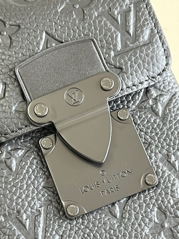 l0*is V*t0n s-lock vertical wearable wallet