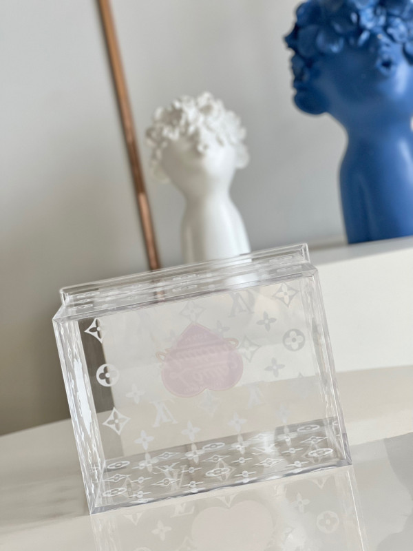 l0*is V*t0n transparent box