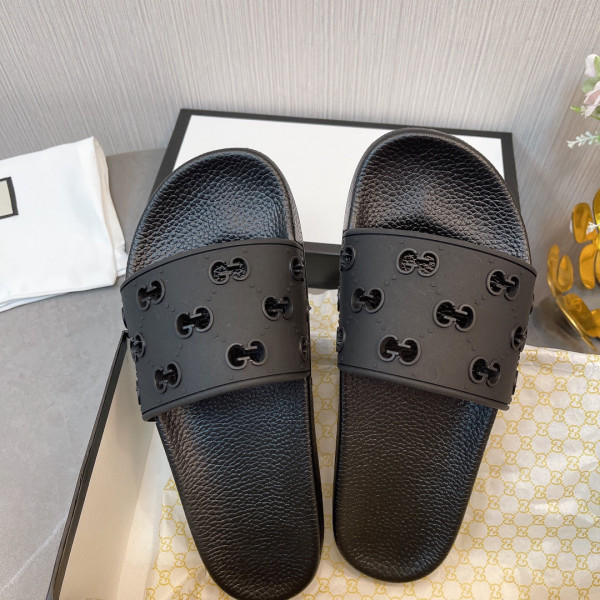 G*u*i slippers