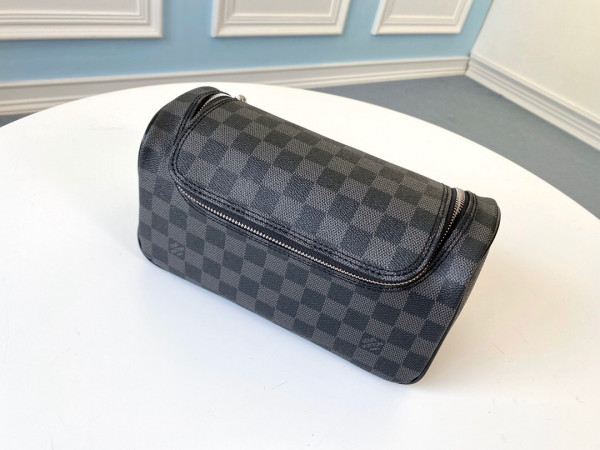 l0*is V*t0n toiletry pouch