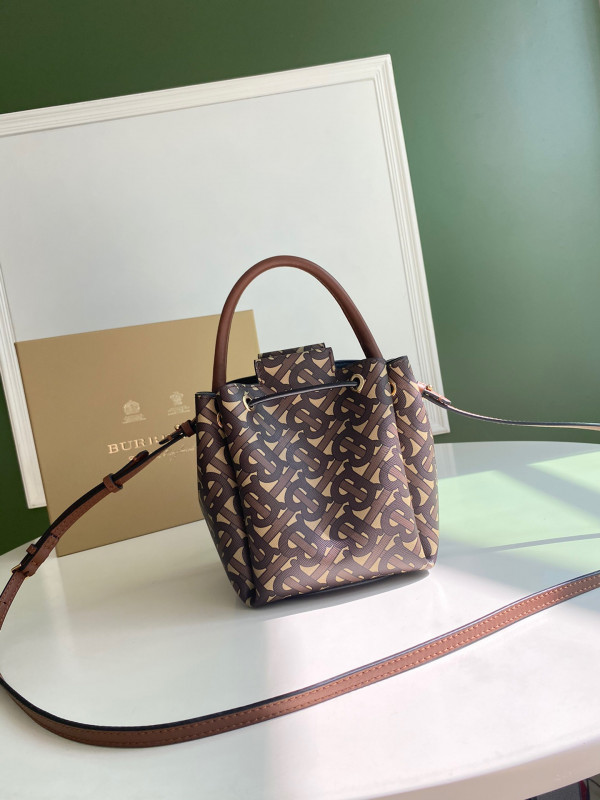 B**rry bucket bag