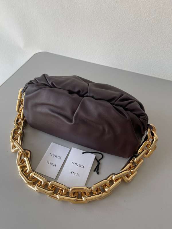 bo*te*ga Ve*ne*ta the chain pouch