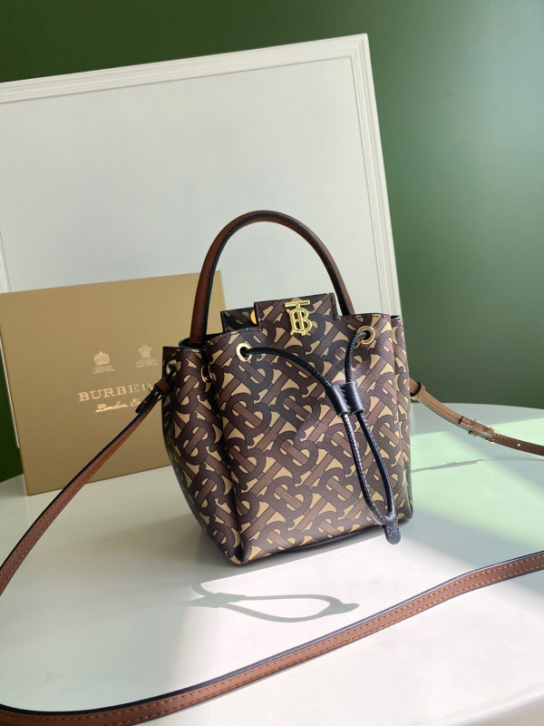 B**rry bucket bag
