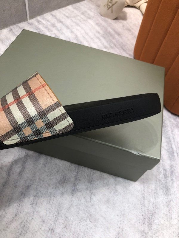 B**rry vintage check slides