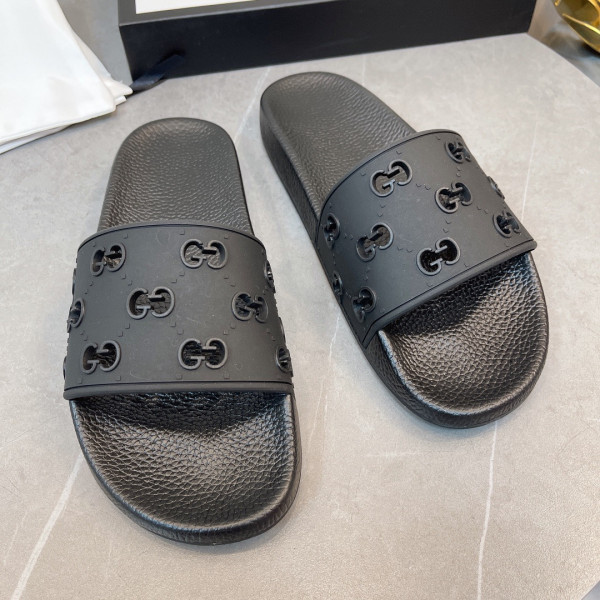 G*u*i slippers