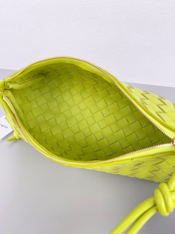 bo*te*ga Ve*ne*ta pouch on strap