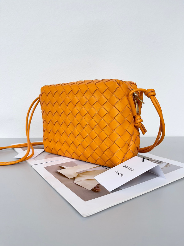 bo*te*ga Ve*ne*ta small loop camera bag