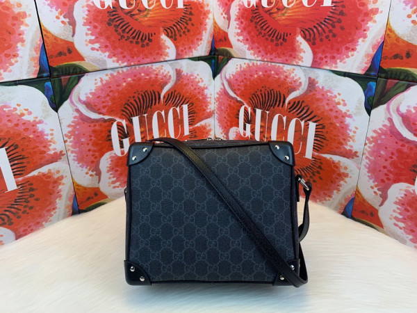 G*u*i gg shoulder bag with leather details
