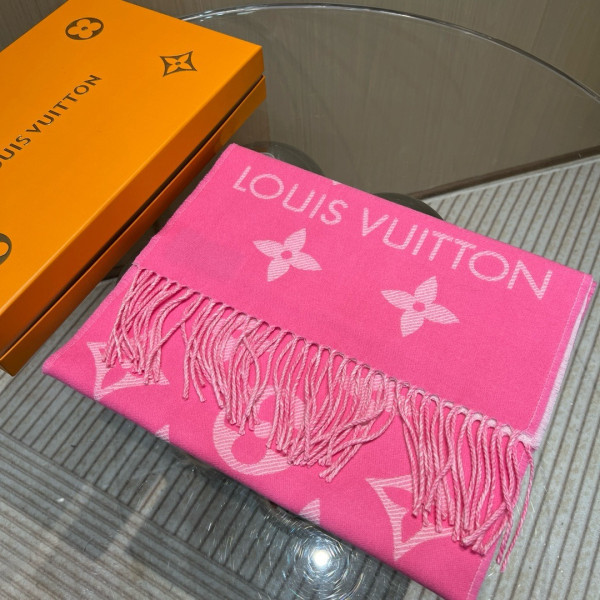 l0*is V*t0n essential scarf
