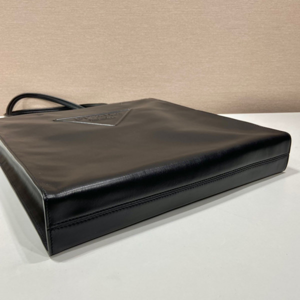 Pra*a leather tote bag