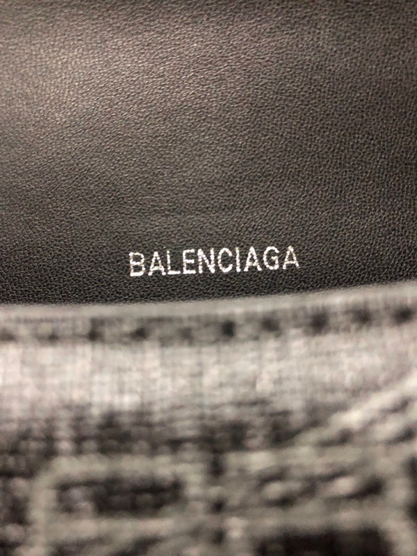 Ba*len*cia*ga hourglass