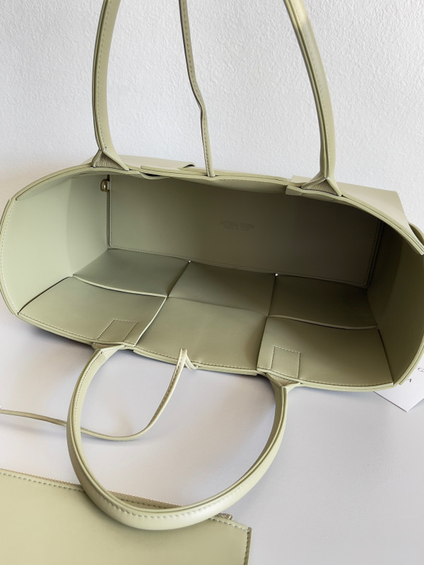 bo*te*ga Ve*ne*ta arco medium tote