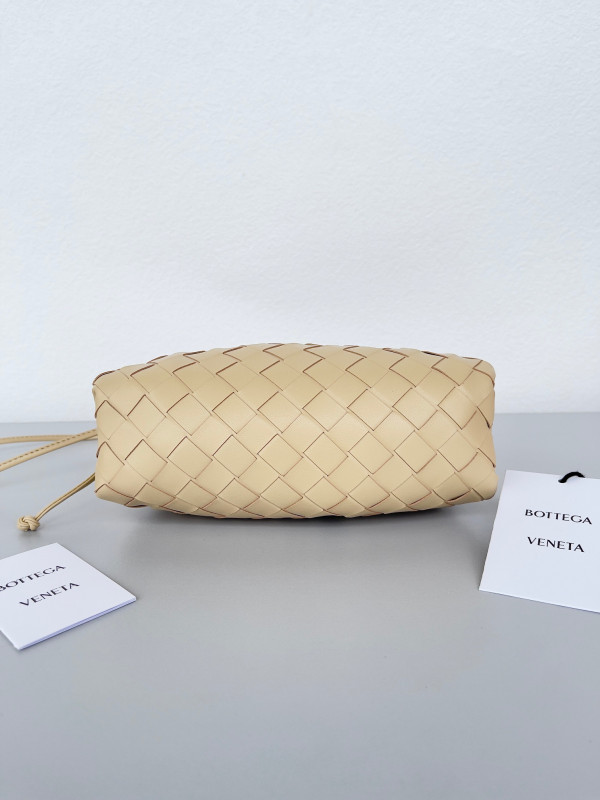 bo*te*ga Ve*ne*ta mini pouch