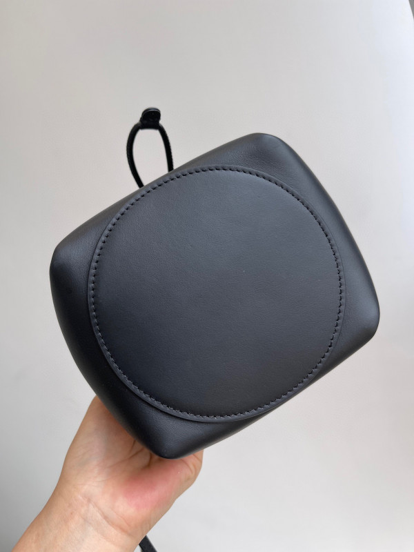 B**rry bucket bag