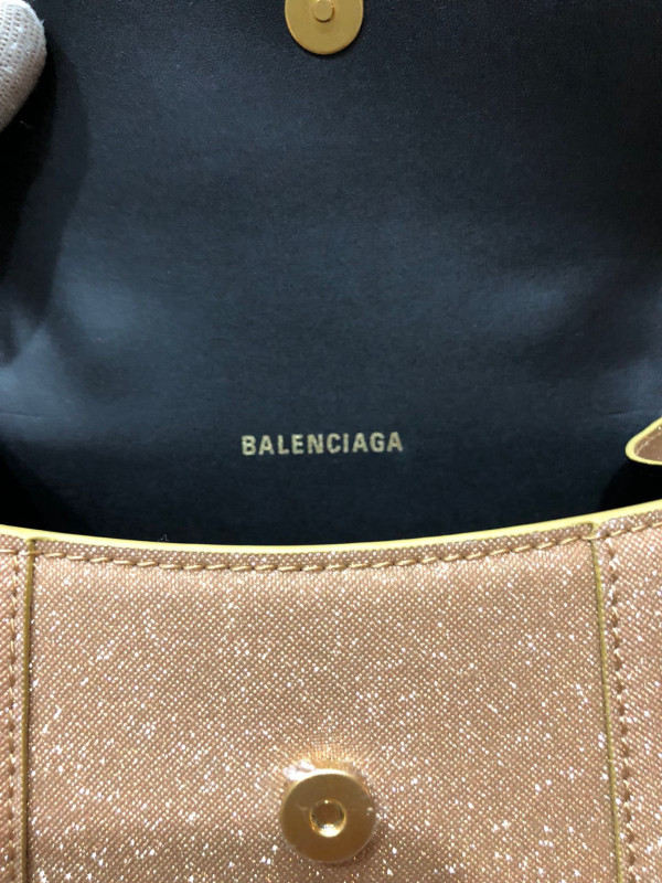 Ba*len*cia*ga hourglass