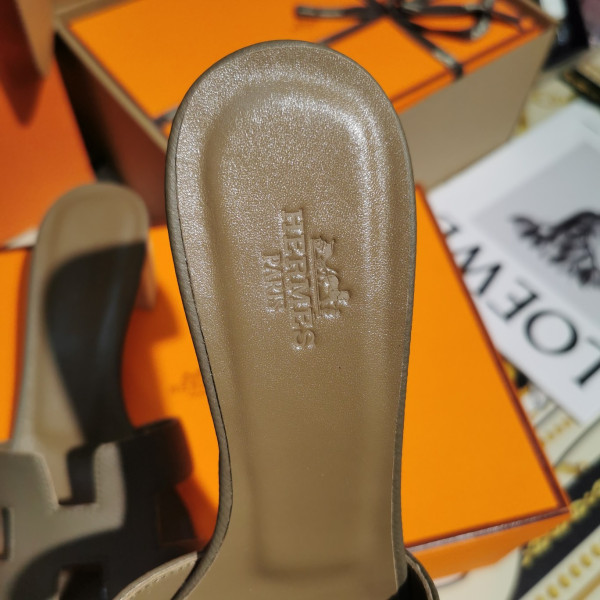 H**mes oasis sandal