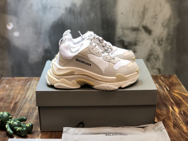 Ba*len*cia*ga triple s