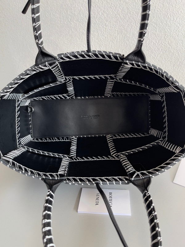 bo*te*ga Ve*ne*ta small arco tote bag