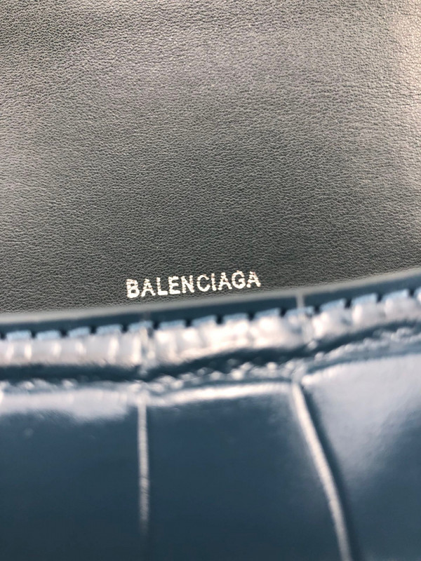 Ba*len*cia*ga hourglass