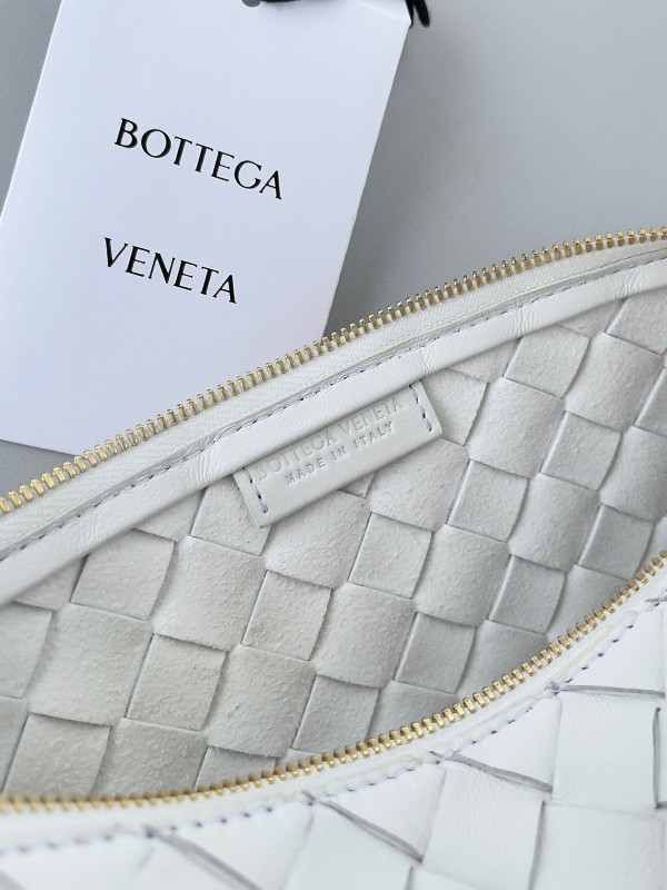 bo*te*ga Ve*ne*ta pouch on strap