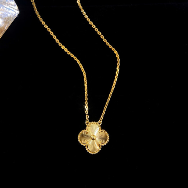 V*N CL*F & arpels perlée necklace