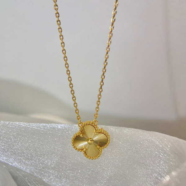 V*N CL*F & arpels perlée necklace