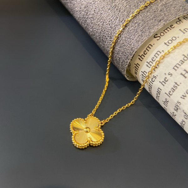 V*N CL*F & arpels perlée necklace