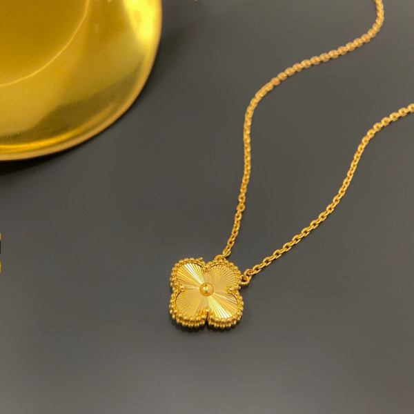 V*N CL*F & arpels perlée necklace