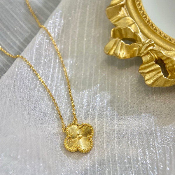 V*N CL*F & arpels perlée necklace