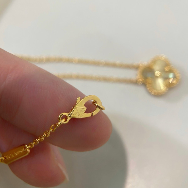 V*N CL*F & arpels perlée necklace