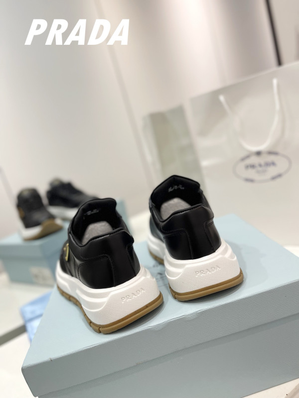 Pra*a sneaker