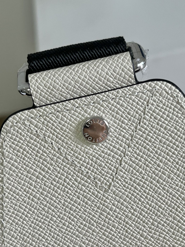 l0*is V*t0n avenue sling bag