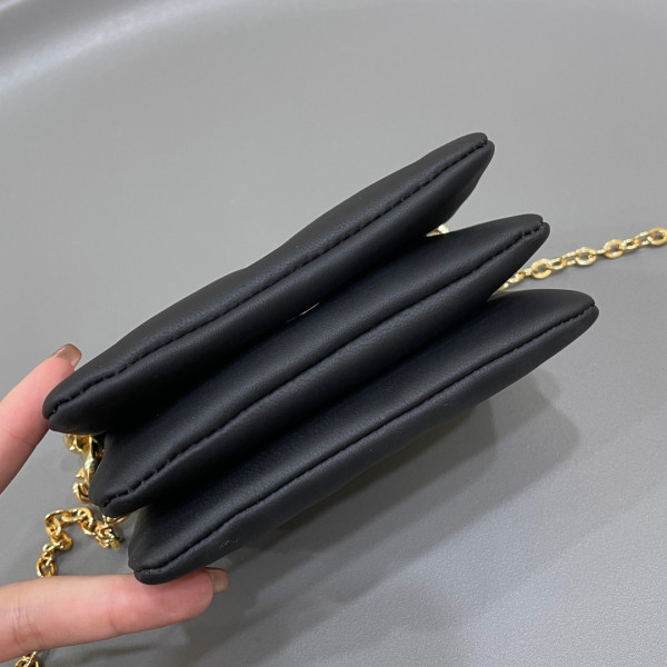 l0*is V*t0n beltbag coussin