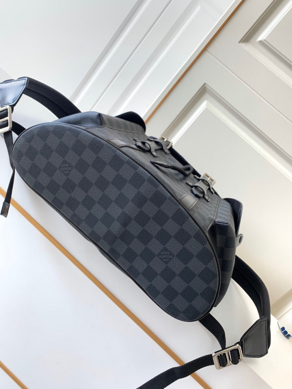 l0*is V*t0n christopher backpack