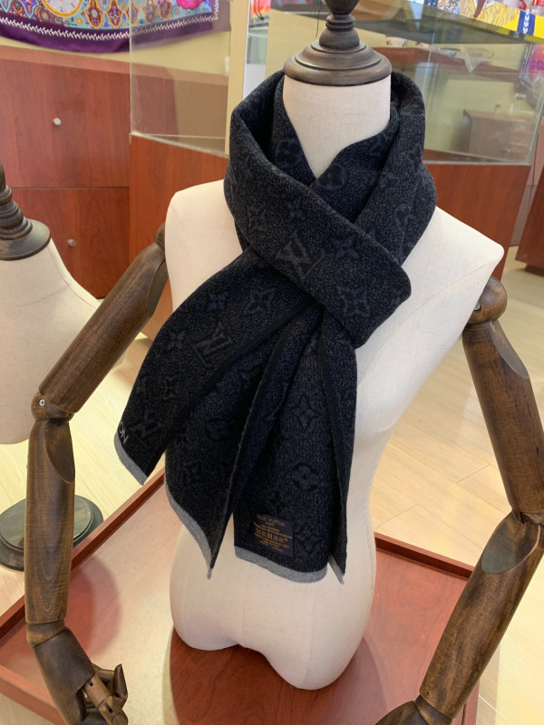l0*is V*t0n scarf