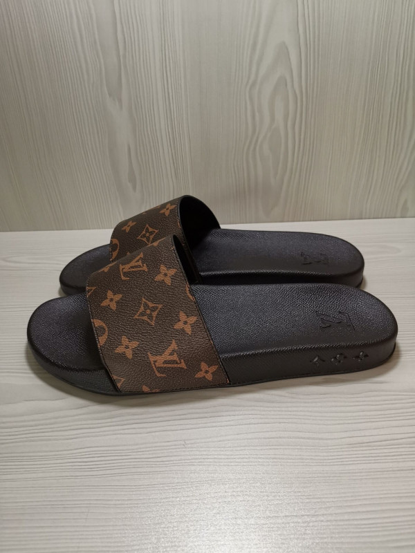 l0*is V*t0n slippers