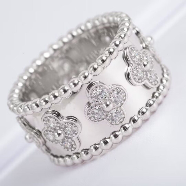 V*N CL*F & arpels perlée clovers ring