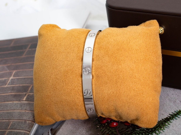 Ca*t*er bracelet
