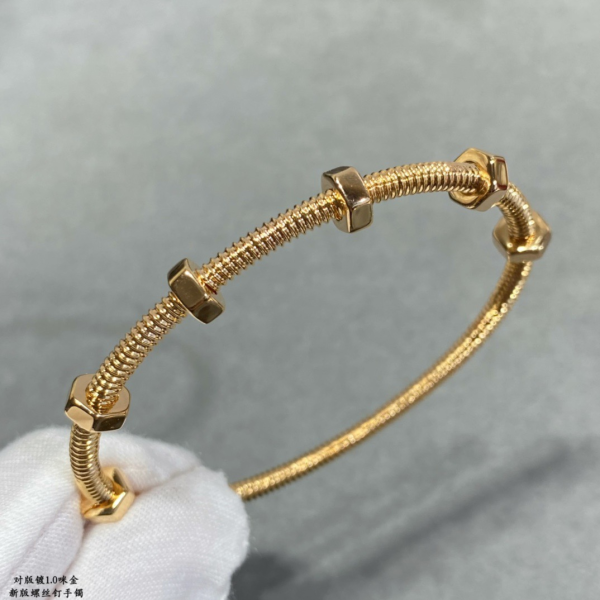 Ca*t*er bracelet