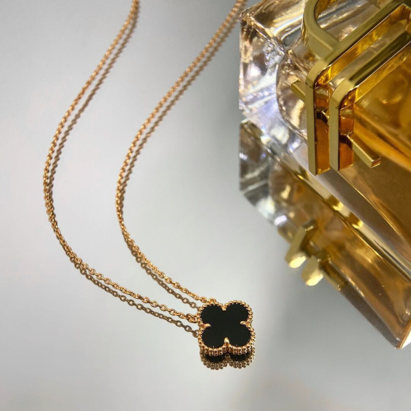 V*N CL*F & arpels  perlée necklace