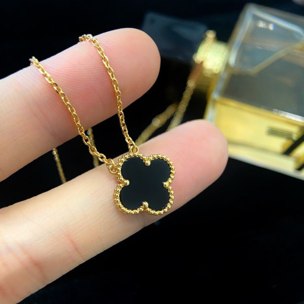 V*N CL*F & arpels  perlée necklace