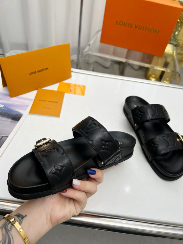 l0*is V*t0n slippers