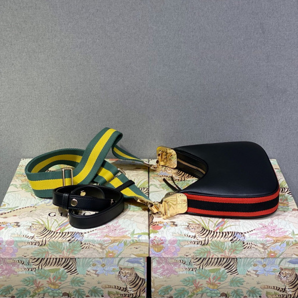 G*u*i attache small shoulder bag