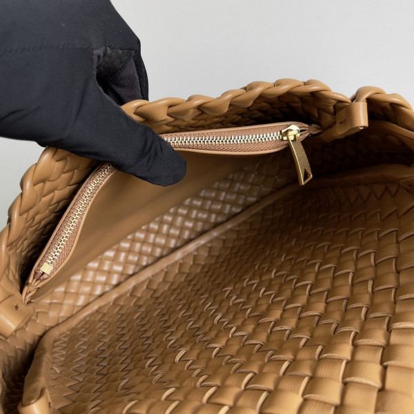 bo*te*ga Ve*ne*ta  small cobble shoulder bag