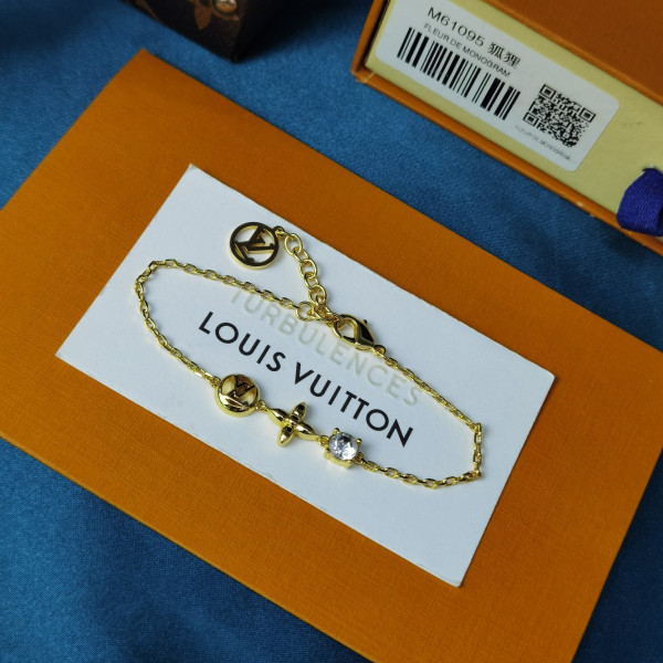l0*is V*t0n bracelet